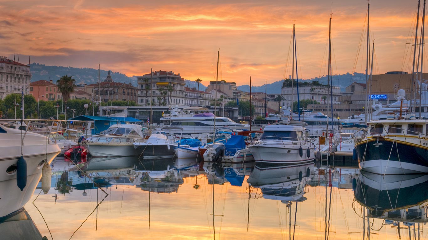 Boats moored in the Vieux-Port, Cannes, France (© Alan Copson/age fotostock)(Bing United Kingdom)
