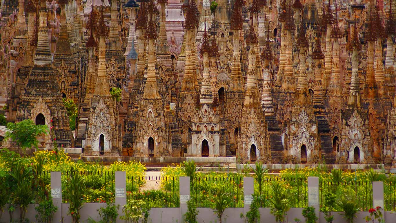Stupas in Kakku, Shan State, Myanmar (© mname/Shutterstock)(Bing Canada)