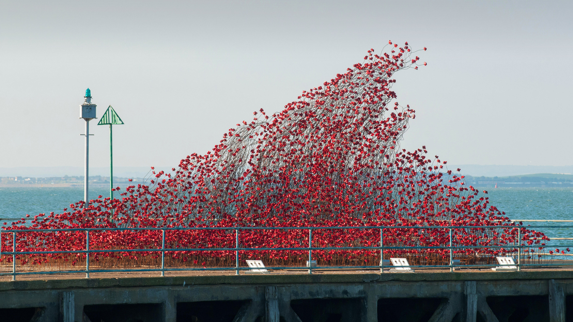 Poppies:Wave on Barge Pier, Shoeburyness, Southend-on-Sea, Essex (© Ben Rector/Alamy)(Bing United Kingdom)