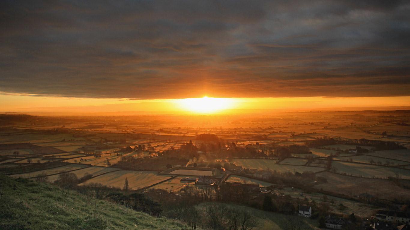 The sun rises over the Somerset Levels viewed from Glastonbury Tor in Glastonbury, England (© Matt Cardy/Getty)(Bing United Kingdom)