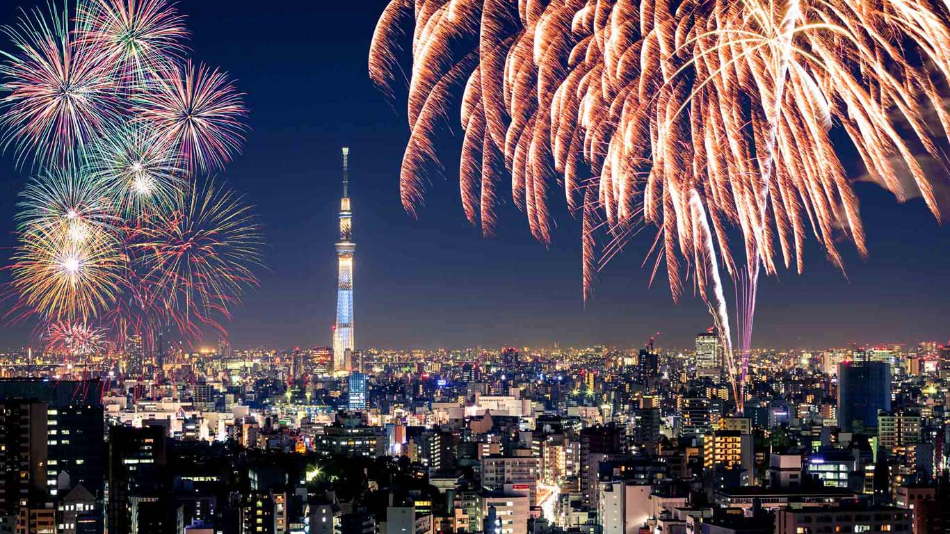 ｢隅田川花火大会とスカイツリー｣東京 (© Photography by ZhangXun/Getty Images)(Bing Japan)
