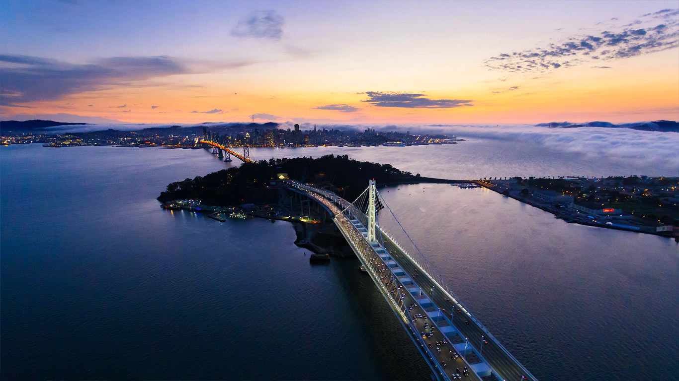 San Francisco-Oakland Bay Bridge with San Francisco in the background, California (© Engel Ching/Alamy)(Bing United Kingdom)