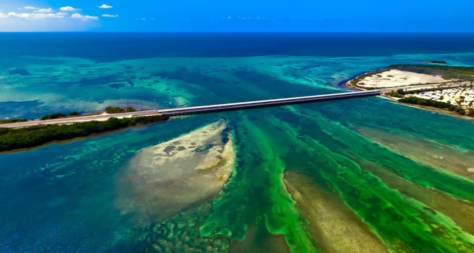Aerial view of the Seven Mile Bridge, Florida Keys, Florida, USA (© Blaine Harrington III/Corbis) &copy; (Bing United Kingdom)