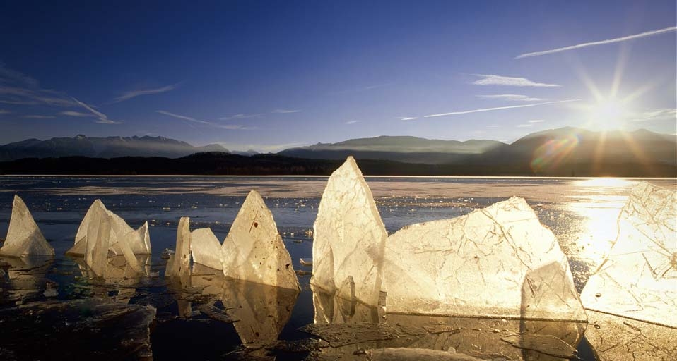 Eisschollen treiben auf dem Staffelsee in Bayern (© Florian Werner/LOOK/Getty Images) &copy; (Bing Germany)