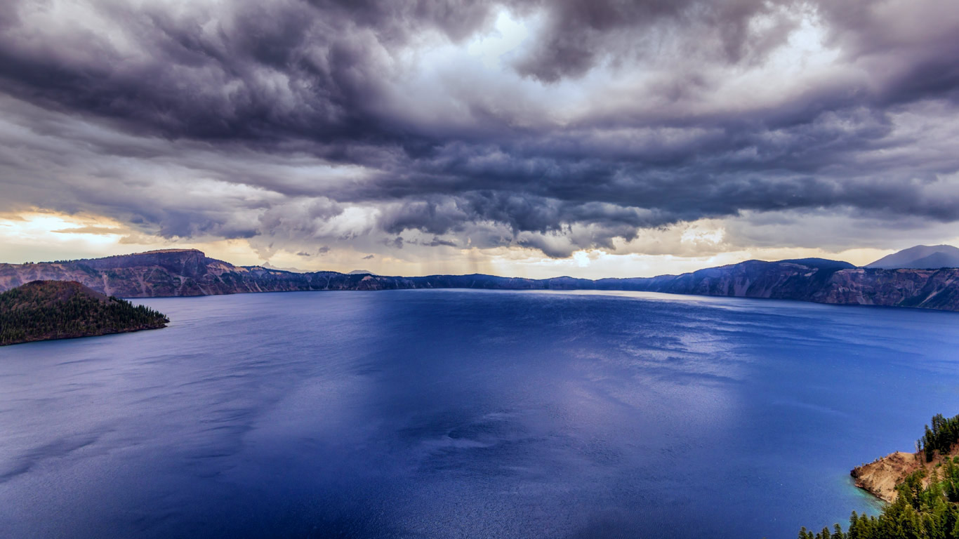 Storm clouds over Crater Lake National Park, Oregon, USA (© Joseph Giacalone/SuperStock)(Bing United Kingdom)