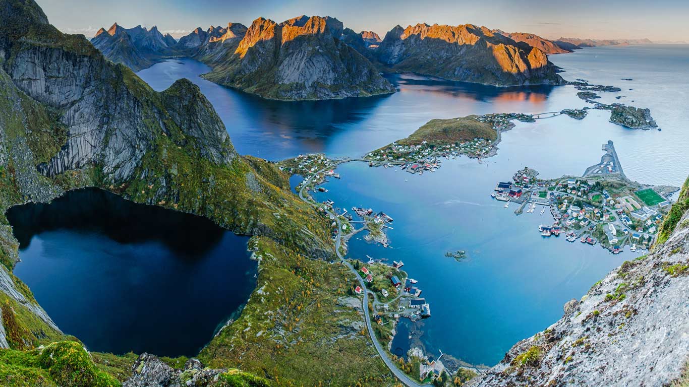 The view from Reinebringen ridge at the village of Reine on Moskenesøya, Norway (© David Varga/Shutterstock)(Bing United Kingdom)