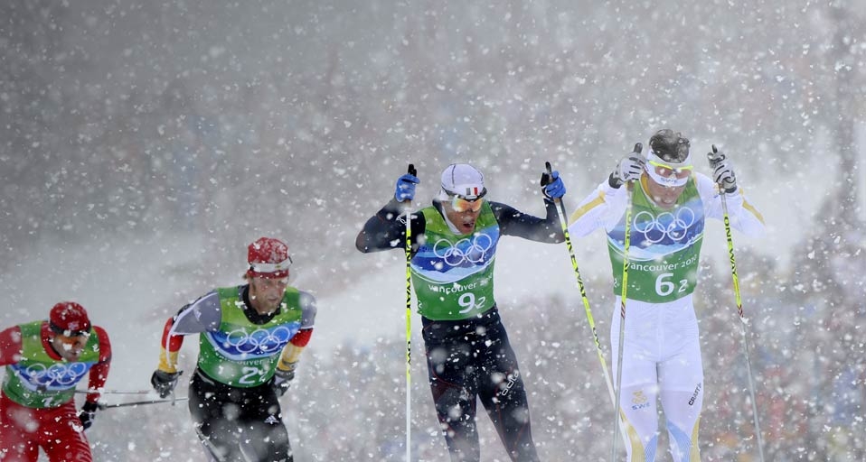 Schwedens Johan Olsson, Frankreichs Vincent Vittoz, Deutschlands Axel Teichmann und Norwegens Odd-Bjoern Hjelmeset (von rechts nach links) am 24. Februar 2010 bei der 4 x 10 km-Langlauf-Staffel der Herren im Whistler Olympic Park während der Olympischen W