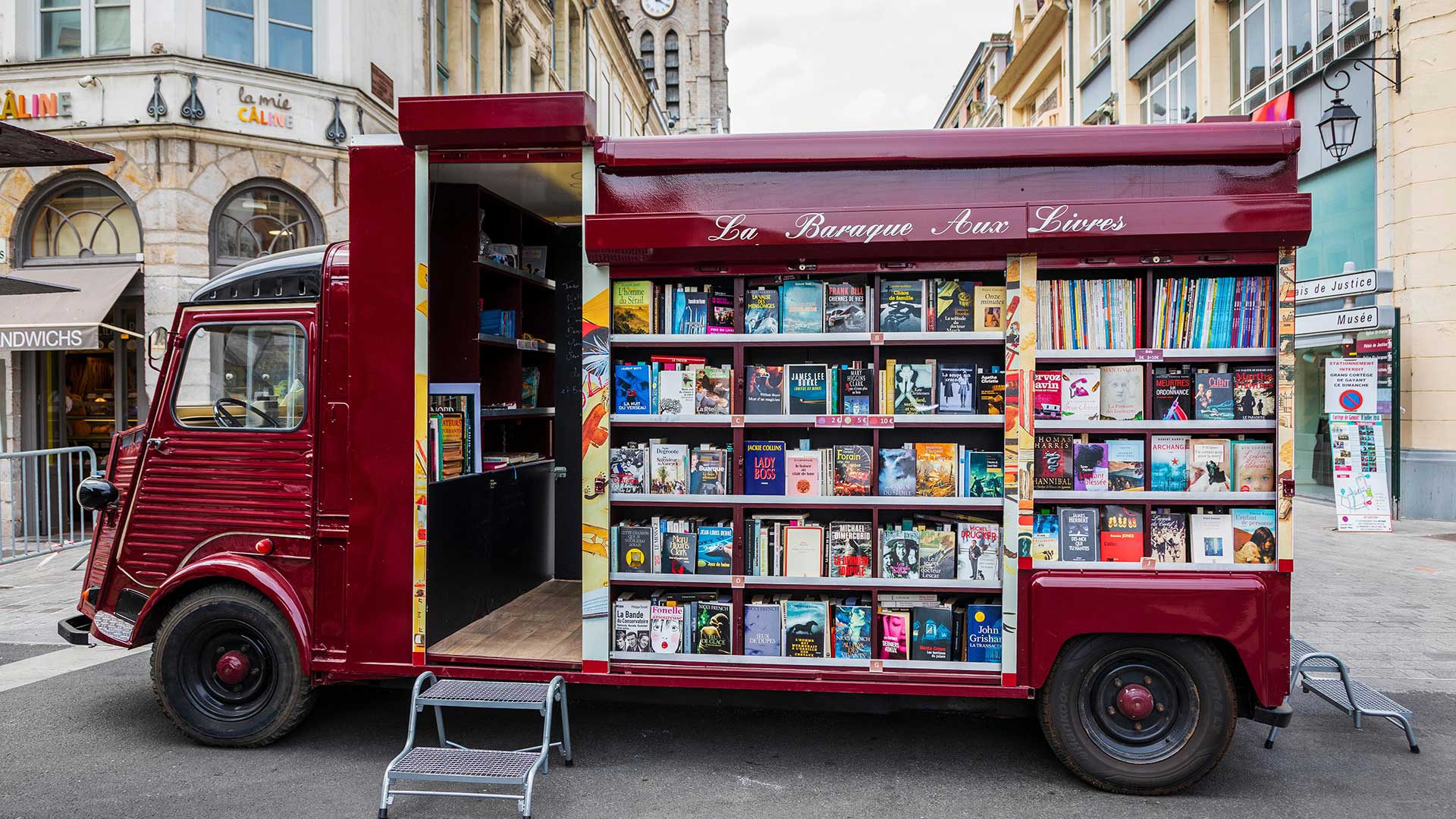 Librairie mobile à Douai, Picardie, France (© Findlay/Alamy Stock Photo)(Bing France)