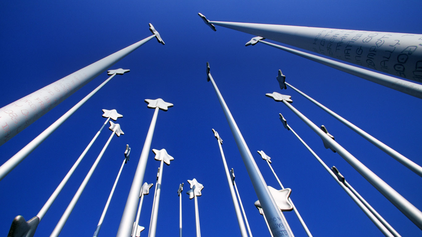 Pays-Bas, Maastricht, sculpture by Italian artist Maura Biava, Stars of Europe inaugurated for the 10th anniversary of the Maastricht treaty, Netherlands (© Ludovic Maisant/Getty Images)(Bing Canada)