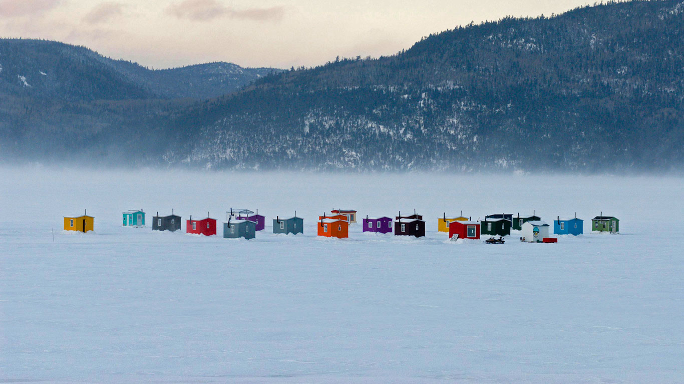 Village de pêche près de l’Anse-Saint-Jean, Québec, Canada (© Hemis/Alamy)(Bing France)