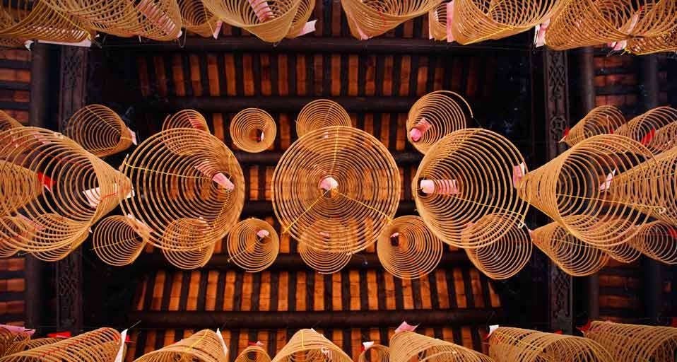 Spirals of incense hanging from the ceiling in Thien Hau Pagoda, in the Cholon (Chinatown) district of Ho Chi Minh City, Vietnam (© Kimberley Coole/Lonely Planet Images/Getty Images) &copy; (Bing United Kingdom)