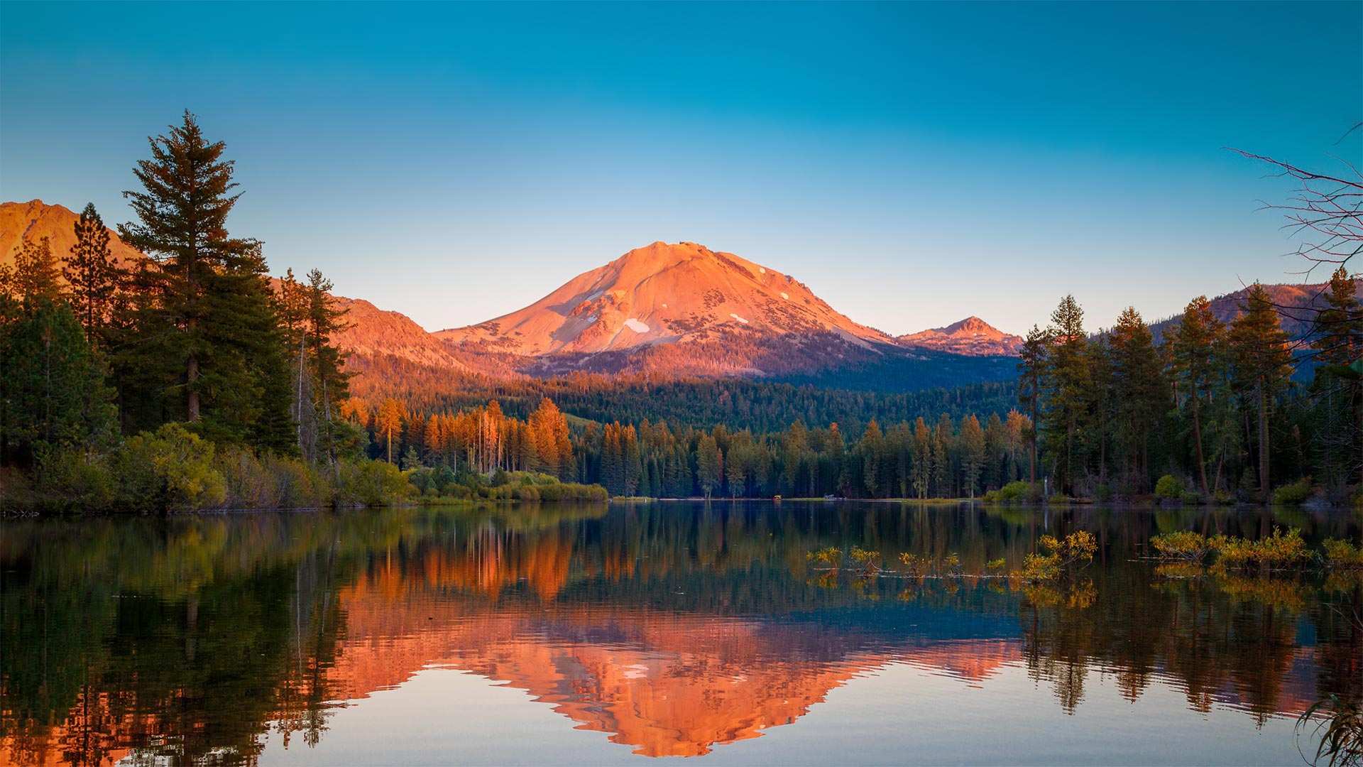 Lassen Peak in Lassen Volcanic National Park, California (© Engel Ching/Shutterstock)(Bing Canada)
