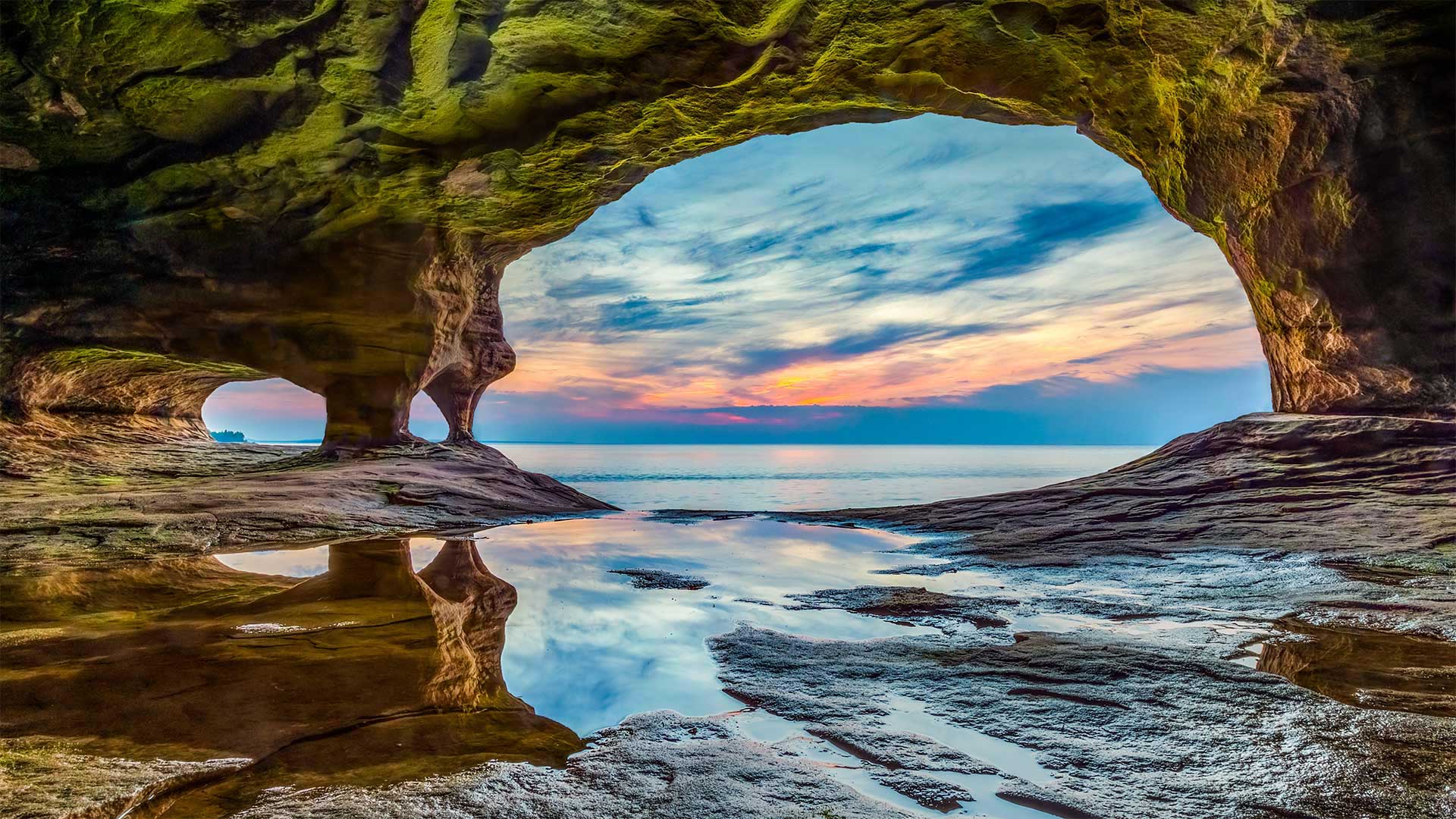 Cavern in Pictured Rocks National Lakeshore on Lake Superior, Michigan, USA (© Kenneth Keifer/Getty Images)(Bing United Kingdom)