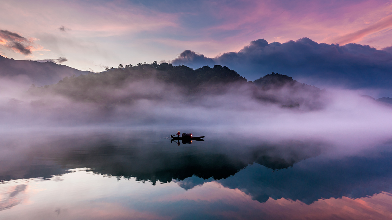 【今日白露】东江上的一叶扁舟，广东省 (© Li Feng/500px)(Bing China)