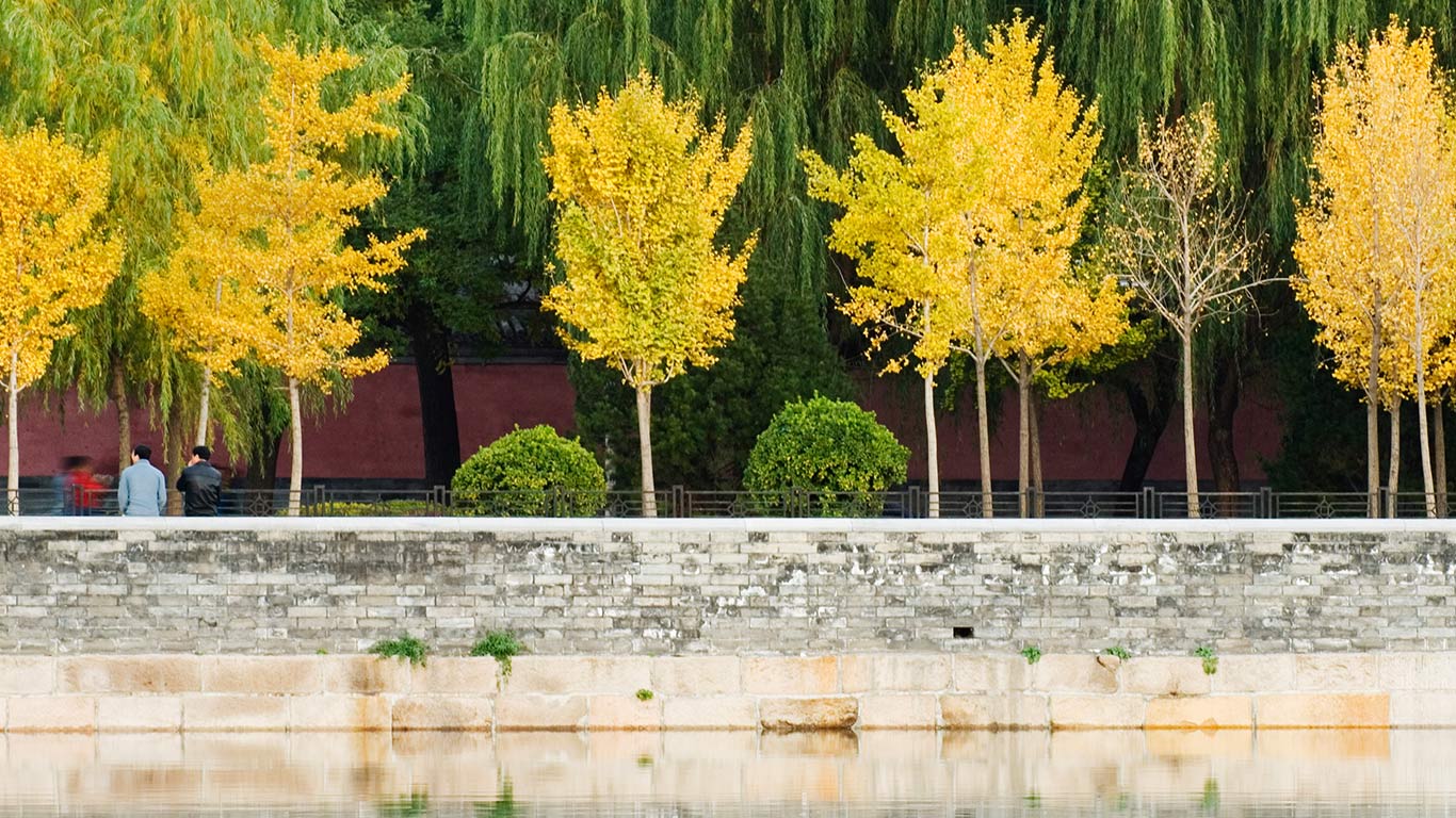 中国，北京，秋色映在紫禁城的护城河中 (© Christian Kober/Aurora Photos)(Bing China)