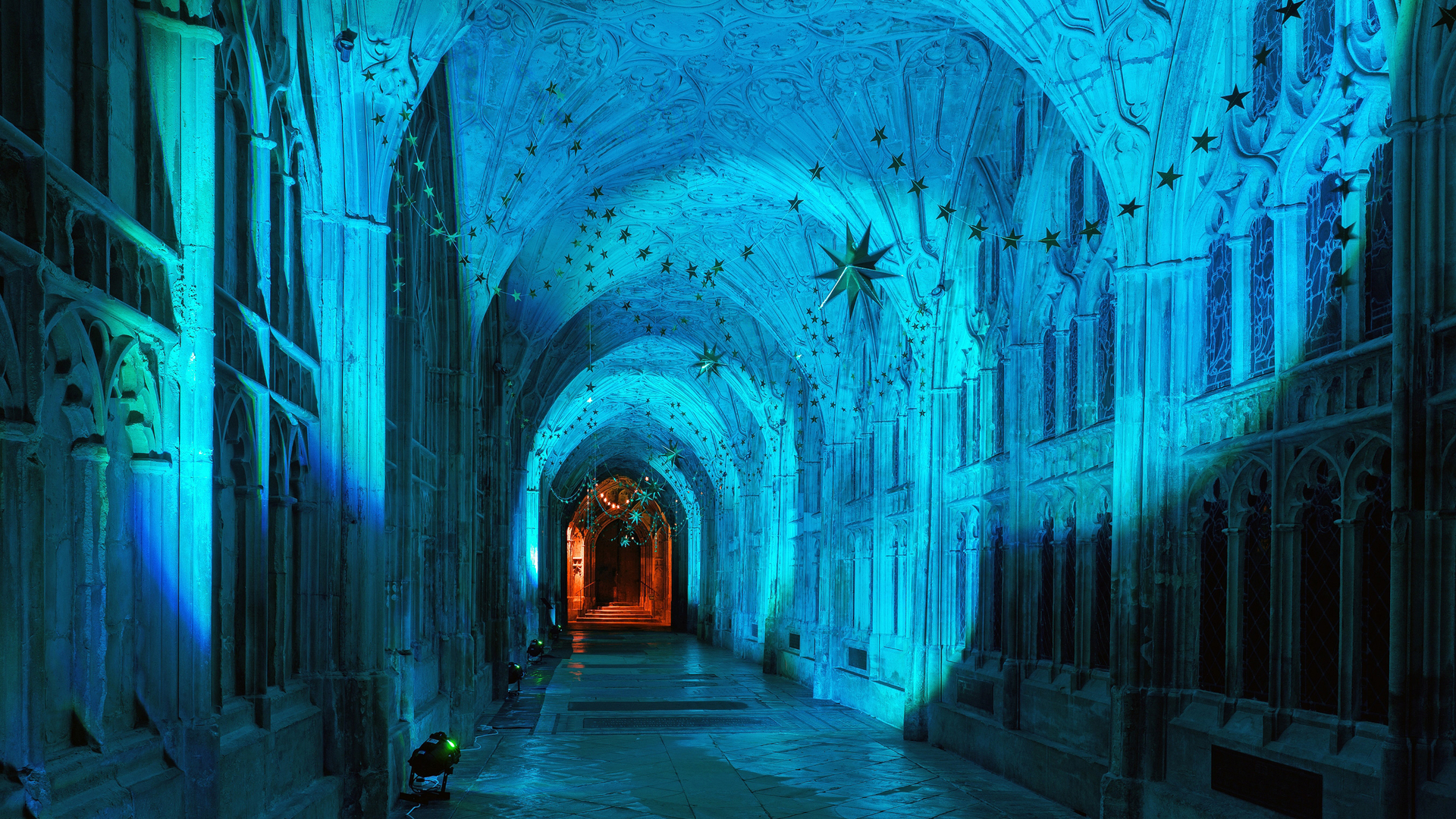 Christmas decorations in the medieval cloister at Gloucester Cathedral (© PJ Photography/Shutterstock)(Bing United Kingdom)