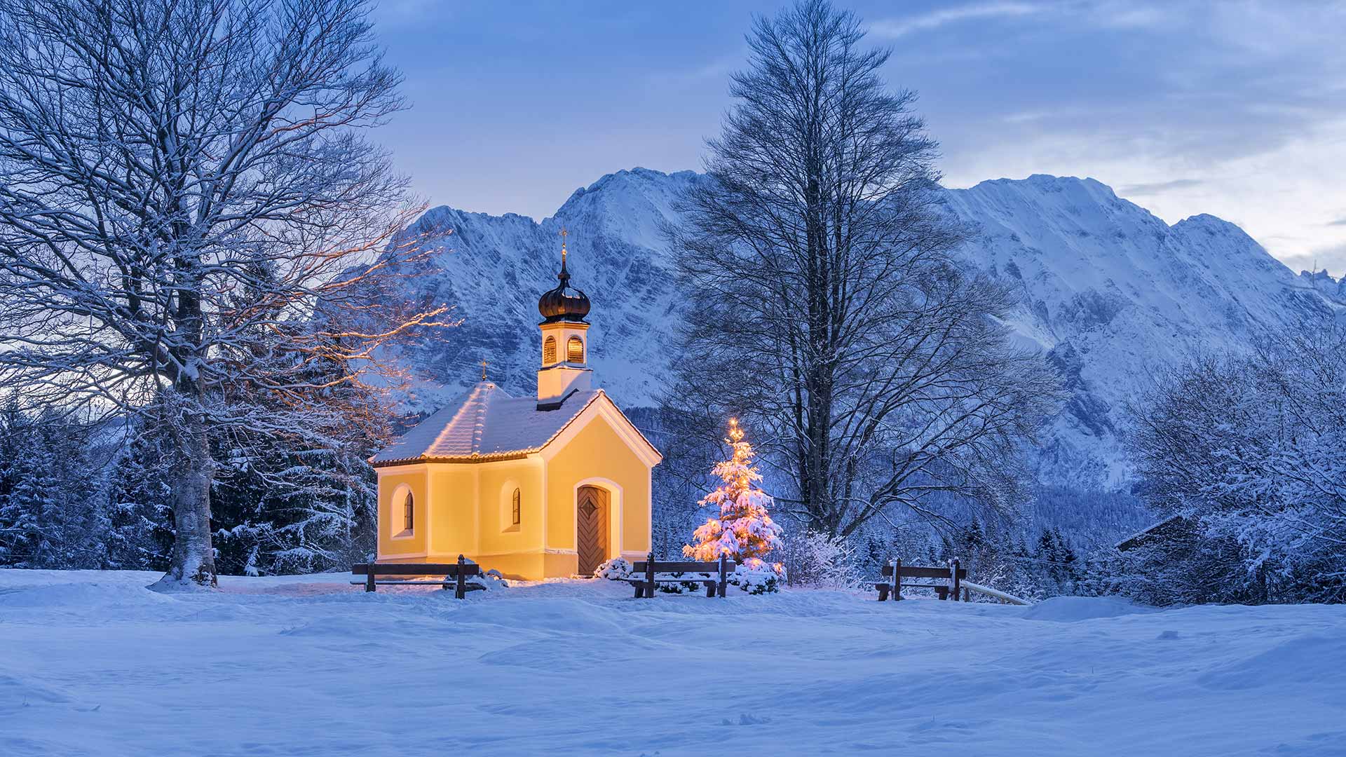 Kapelle Maria Rast bei Krün in Bayern mit dem Wettersteingebirge im Hintergrund (© Reinhard Schmid/Huber/eStock Photo)(Bing Deutschland)