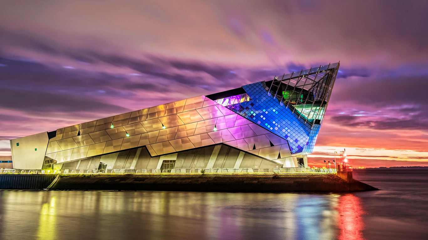 Sunrise over The Deep aquarium in Hull, England (© Martin Williams/Alamy)(Bing United Kingdom)