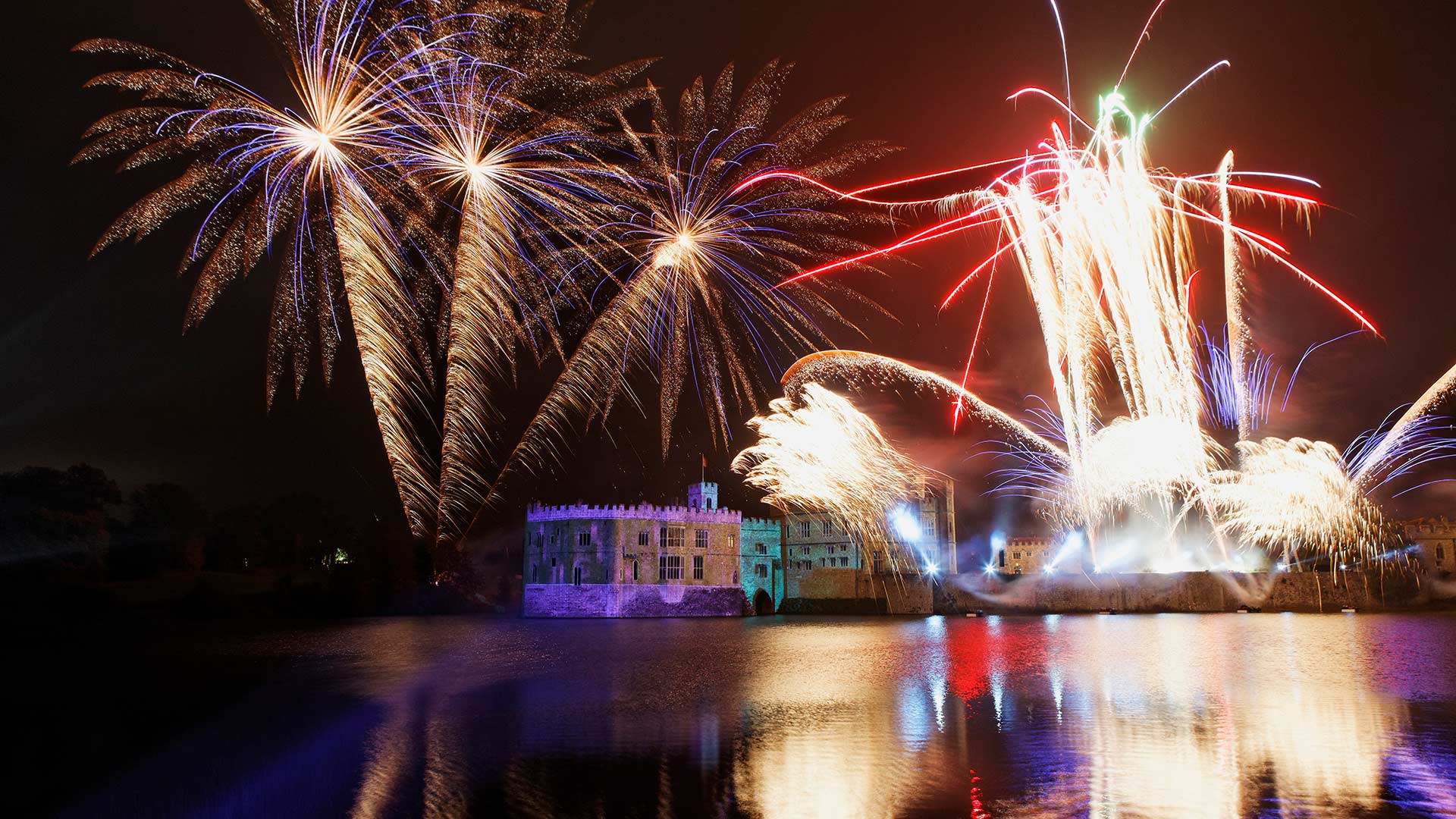 Bonfire Night fireworks, Leeds Castle, Kent (© Franz-Marc Frei/Corbis Documentary/Getty Images)(Bing United Kingdom)