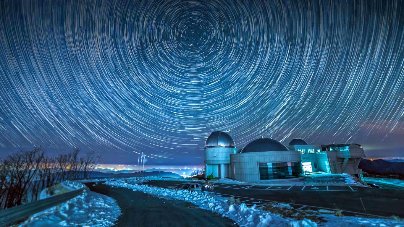 Cho Gyeong-chul Observatory with star trails, Gangwon Province, South Korea (© Multi-bits/ImaZinS/Getty Images)(Bing United Kingdom)