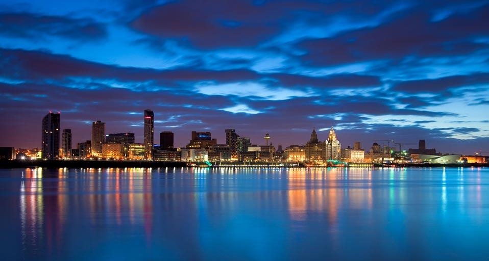Evening view of reflections in the Mersey river, Liverpool (© McCoy Wynne / Alamy) &copy; (Bing United Kingdom)
