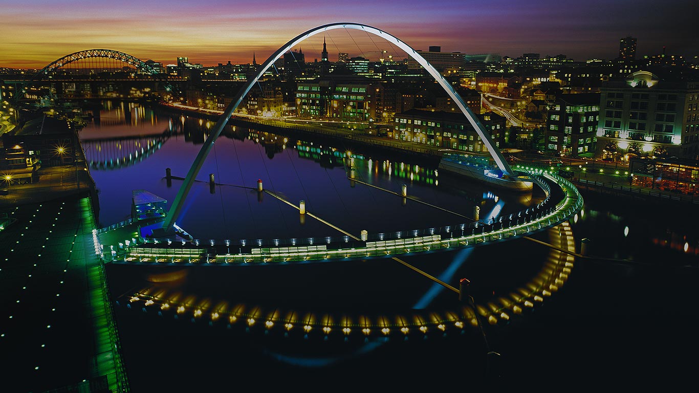 Gateshead Millennium Bridge in Newcastle upon Tyne, England (© Graeme Peacock/Alamy)(Bing United Kingdom)