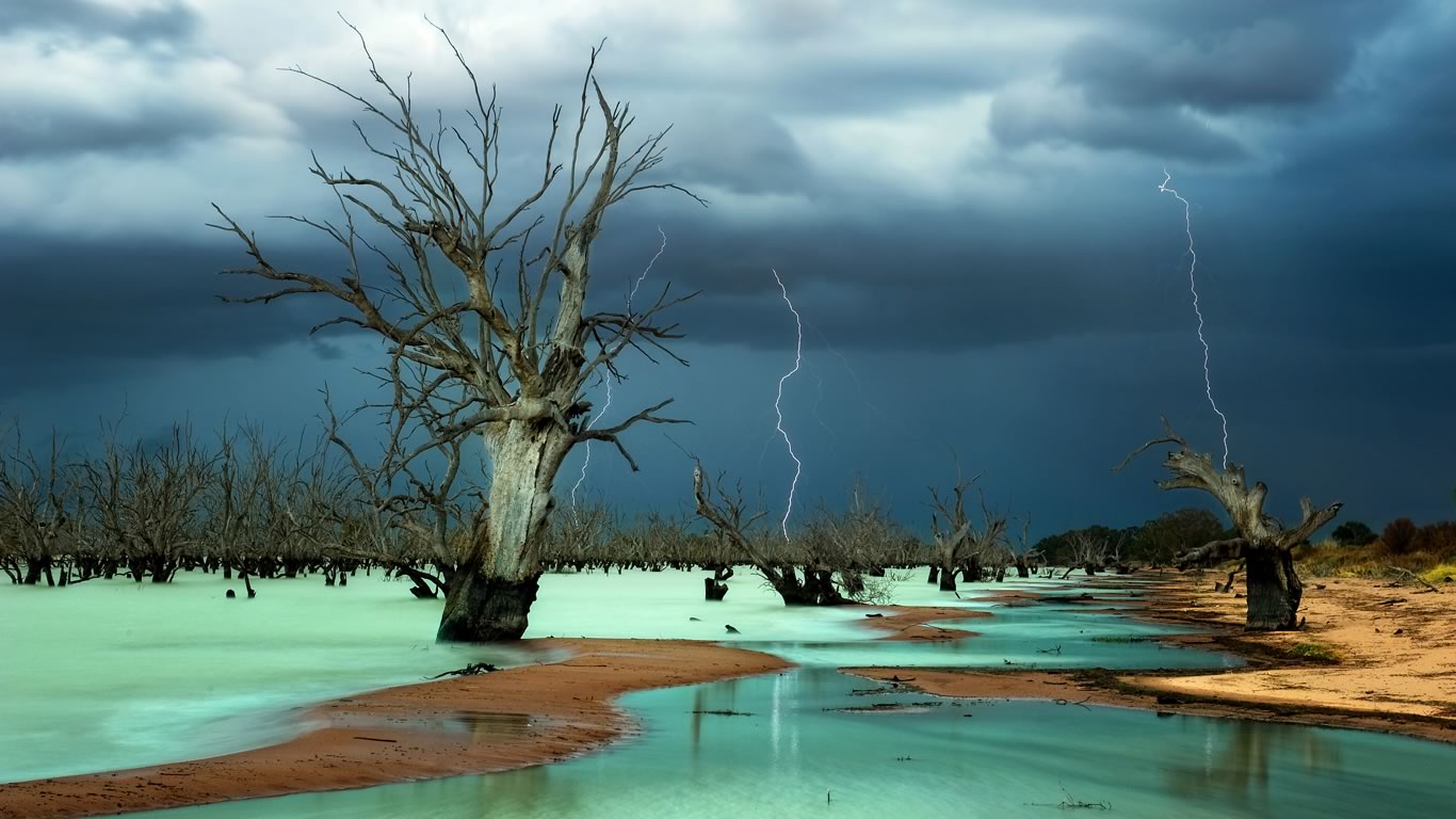 Storm clouds above Menindee Lakes, New South Wales, Australia (© Julie Fletcher/Getty Images)(Bing Australia)