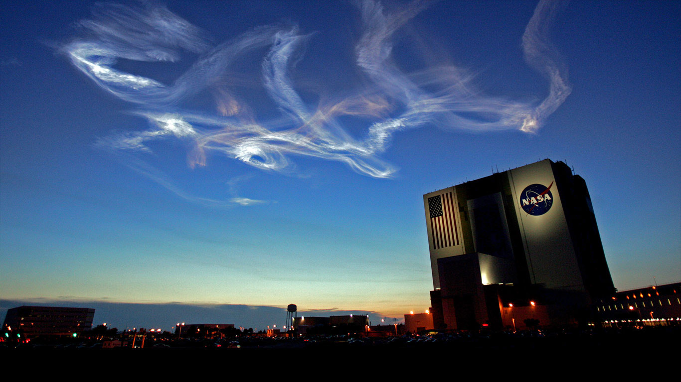 Contrails from a 2007 Atlantis shuttle liftoff at the Kennedy Space Center in Florida (© TIM SLOAN/AFP/Getty Images)(Bing United States)