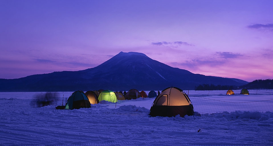 ｢阿寒湖のワカサギ釣り｣北海道, 釧路 (© JTB Photo/Japan Travel Bureau/Photolibrary) &copy; (Bing Japan)