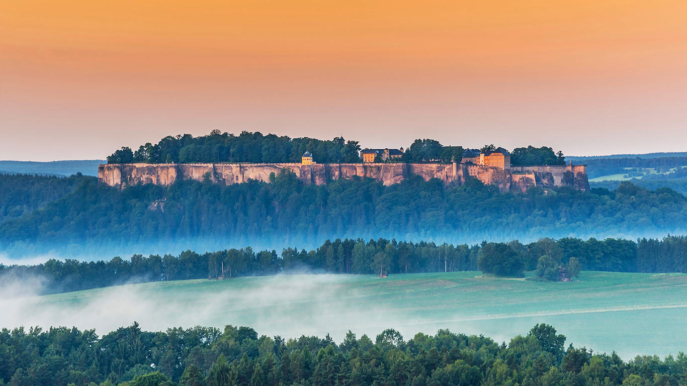 Festung Königstein oberhalb des Ortes Königstein, Sächsische Schweiz, Sachsen, Deutschland (© Gunter Kirsch/Alamy Stock Photo)(Bing Deutschland)