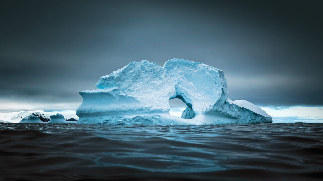 Cierva Cove on the Antarctic Peninsula (© Aurora Photos/Offset)(Bing Canada)