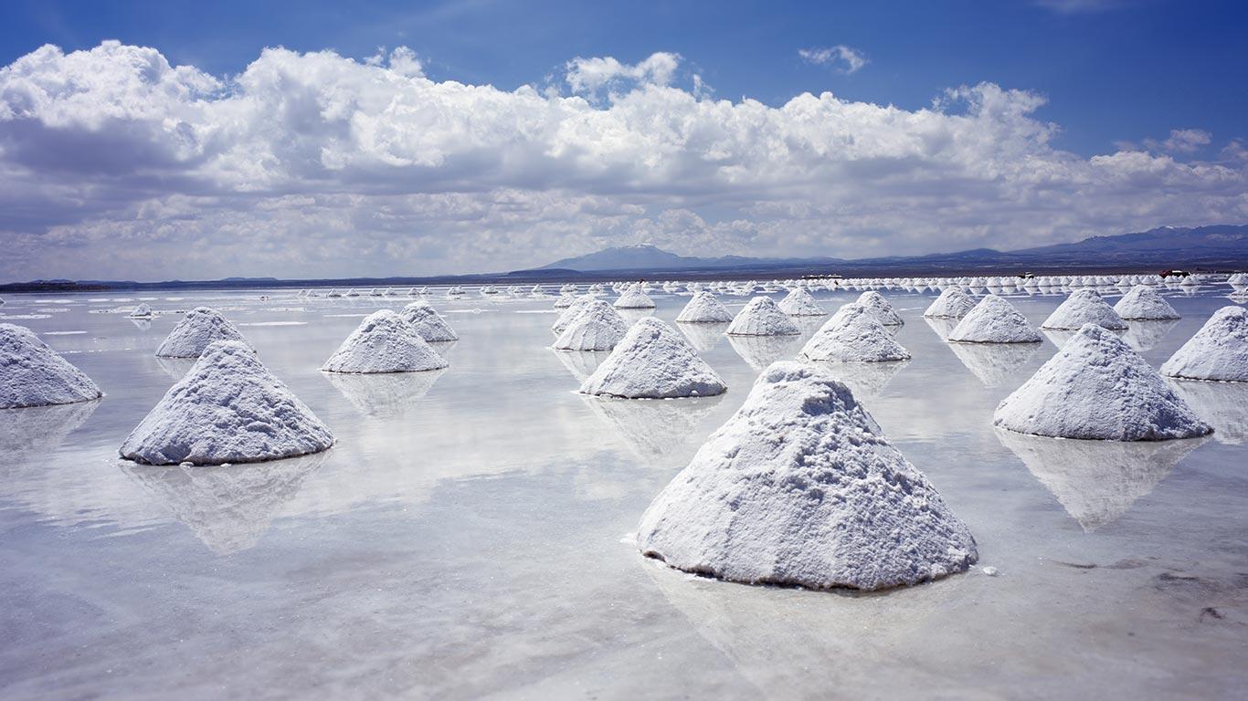 Salar de Uyuni, Uyuni, Bolivia (© JTB Photo/Age Footstock)(Bing United Kingdom)