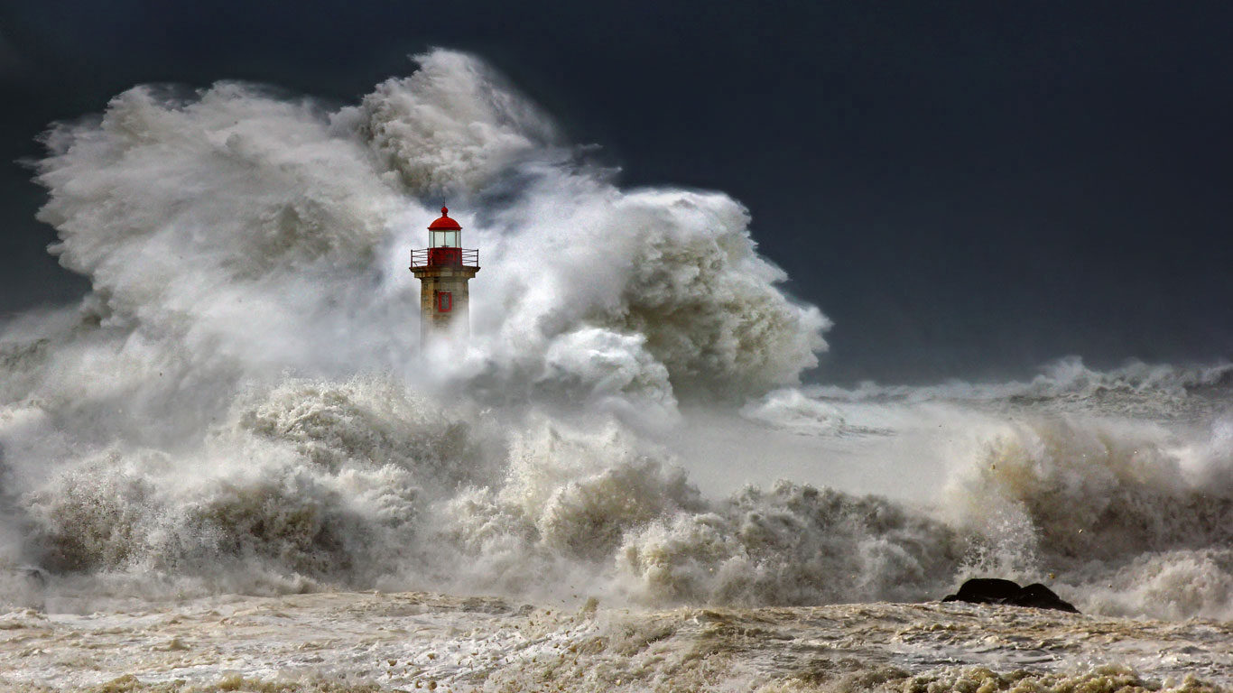 Farolim de Felgueiras, a lighthouse in Porto, Portugal (© Veselin Malinov/500px)(Bing United Kingdom)
