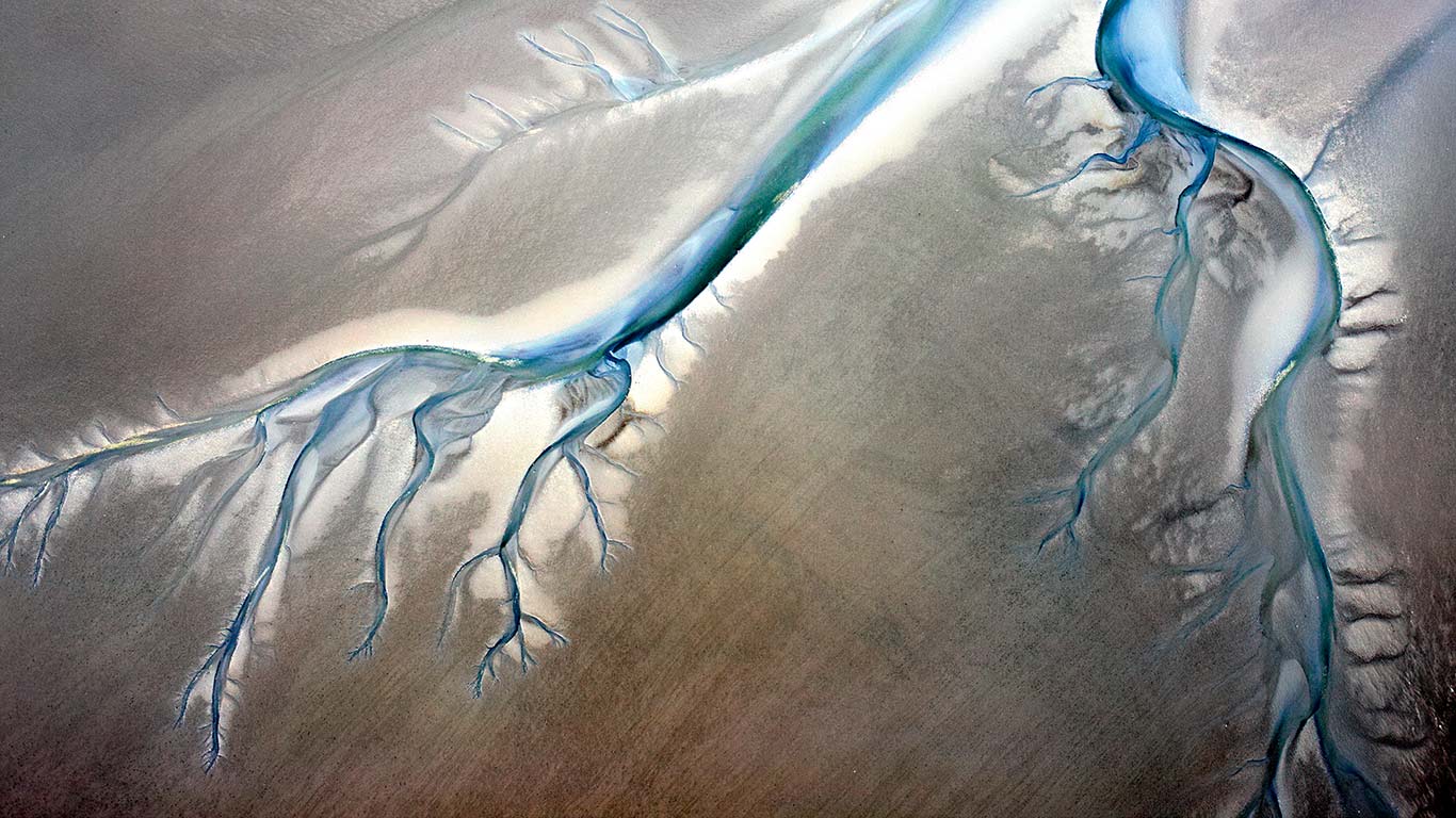 Priele im Biosphärenreservat Niedersächsisches Wattenmeer, Niedersachsen, Deutschland (© plainpicture/Peter Hamel)(Bing Deutschland)