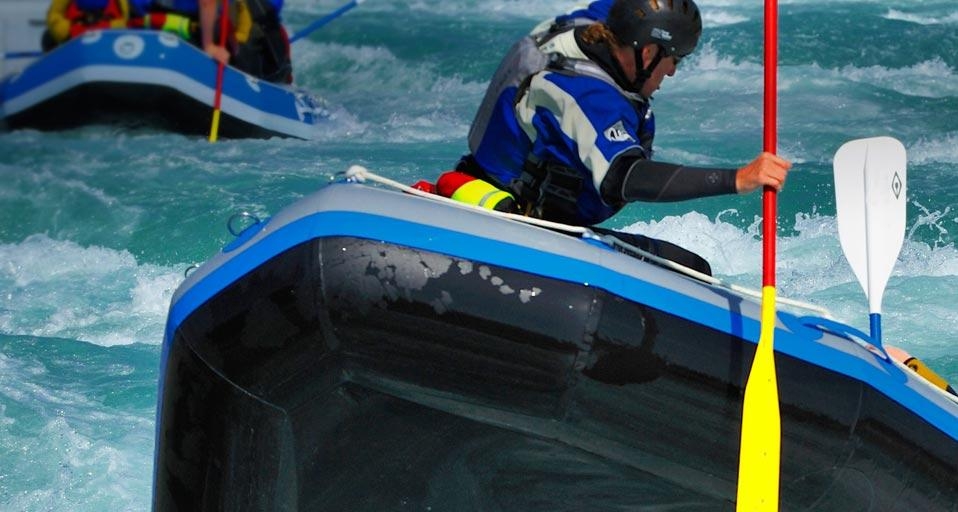 Rafting at the Lee Valley White Water Centre in Hertfordshire, England (© Richard Allen/Alamy) &copy; (Bing Canada)