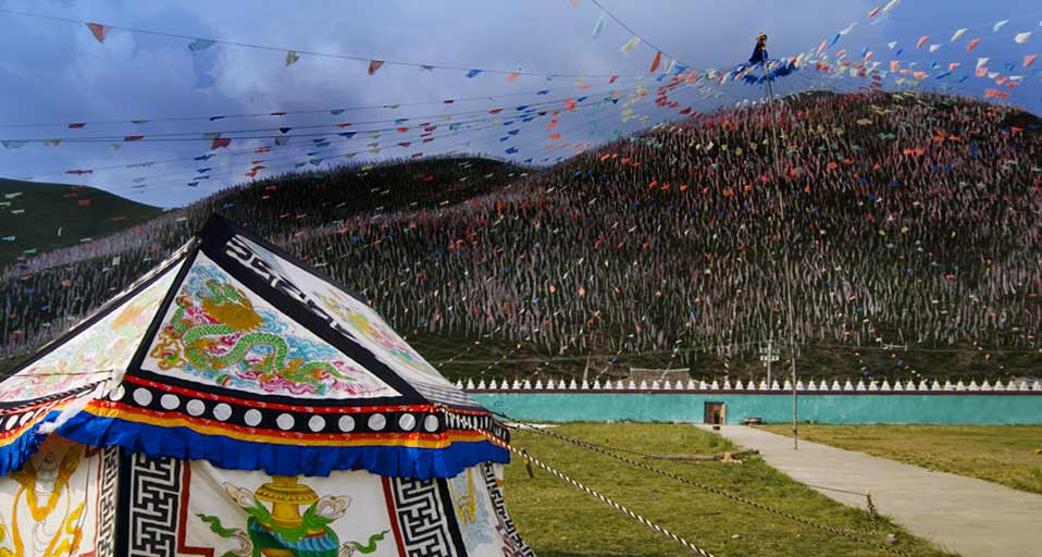Tent and prayer flags, Tagong Grasslands, Sichuan, China (© Robert Harding Picture Library/Superstock) &copy; (Bing United Kingdom)