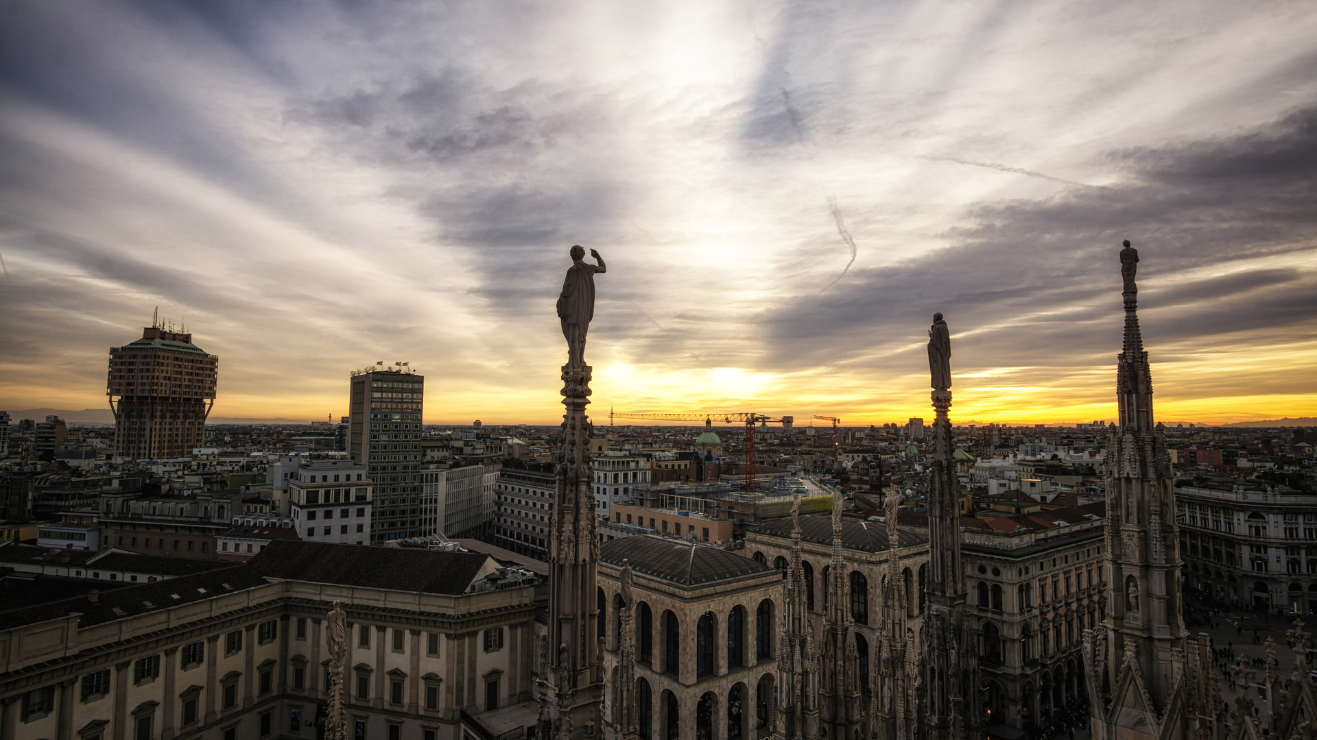 Milano vista dall’alto dei tetti del Duomo (© aaron90311/Adobe)(Bing Italia)