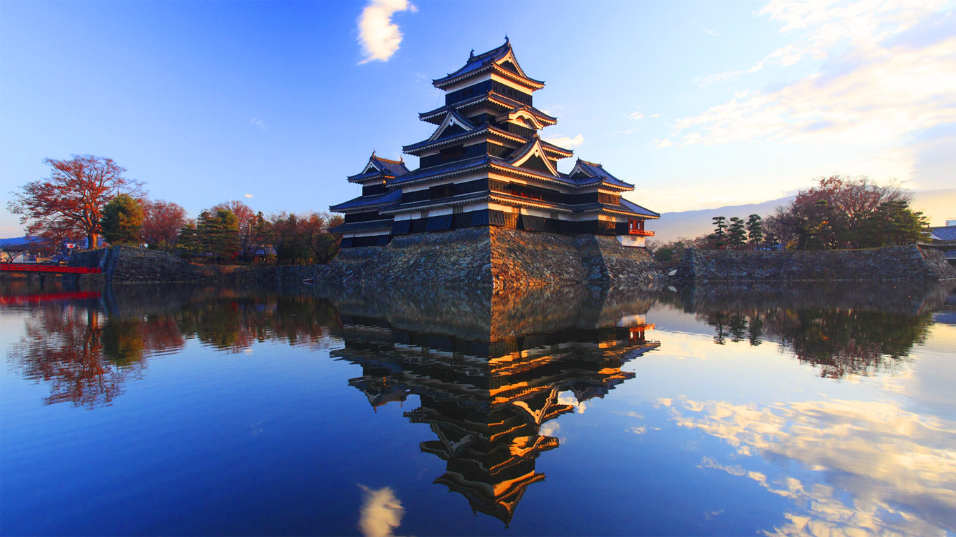 Matsumoto Castle, Japan (© Mitsushi Okada/Panorama Stock)(Bing Canada)