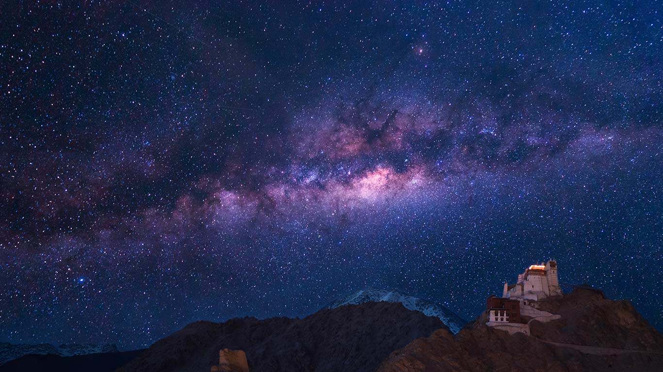 Milky Way over Namgyal Tsemo Monastery in Leh, Ladakh, India (© Panom Bounak/500px)(Bing Canada)
