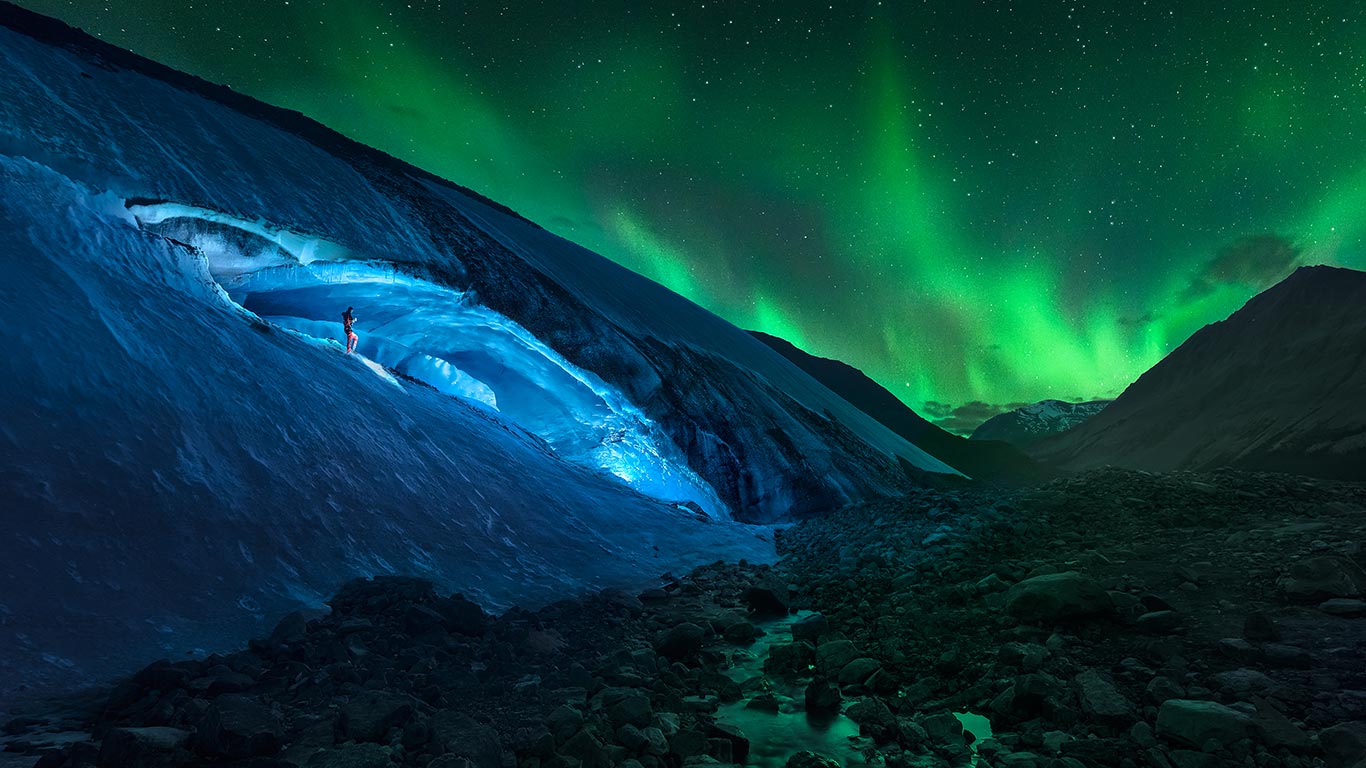 Athabasca Glacier and northern lights in Jasper, A.B. (© Jesús M. García/Getty Images)(Bing Canada)