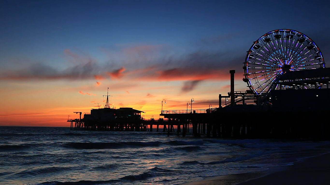 Pacific Park’s Ferris wheel on Santa Monica Pier, California (© Getty Images)(Bing Canada)
