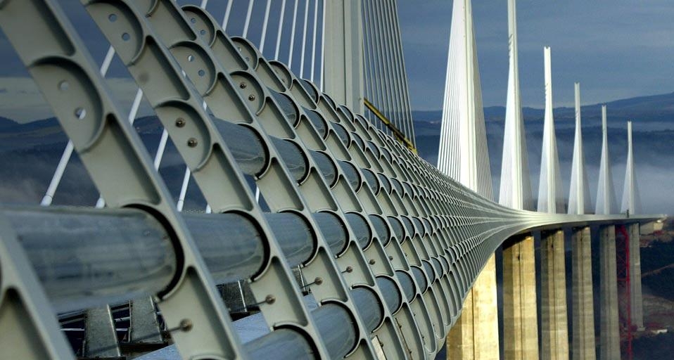 Viaduc de Millau s’élèvant au-dessus du Tarn, photo prise le 9 décembre 2004 dans l’Aveyron, Midi-Pyrénées (© Jean-Philippe Arles/Corbis) &copy; (Bing France)