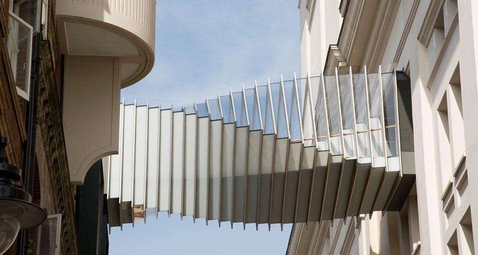Bridge of Aspiration connecting the Royal Opera House with the Royal Ballet School in London, England (© Doug Byrnes/Corbis) &copy; (Bing United Kingdom)