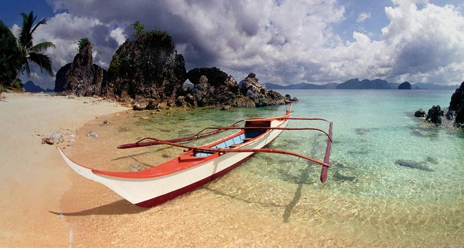 Pangalusian Island beach in El Nido, Philippines -- Bruno Cossa/Corbis &copy; (Bing United Kingdom)