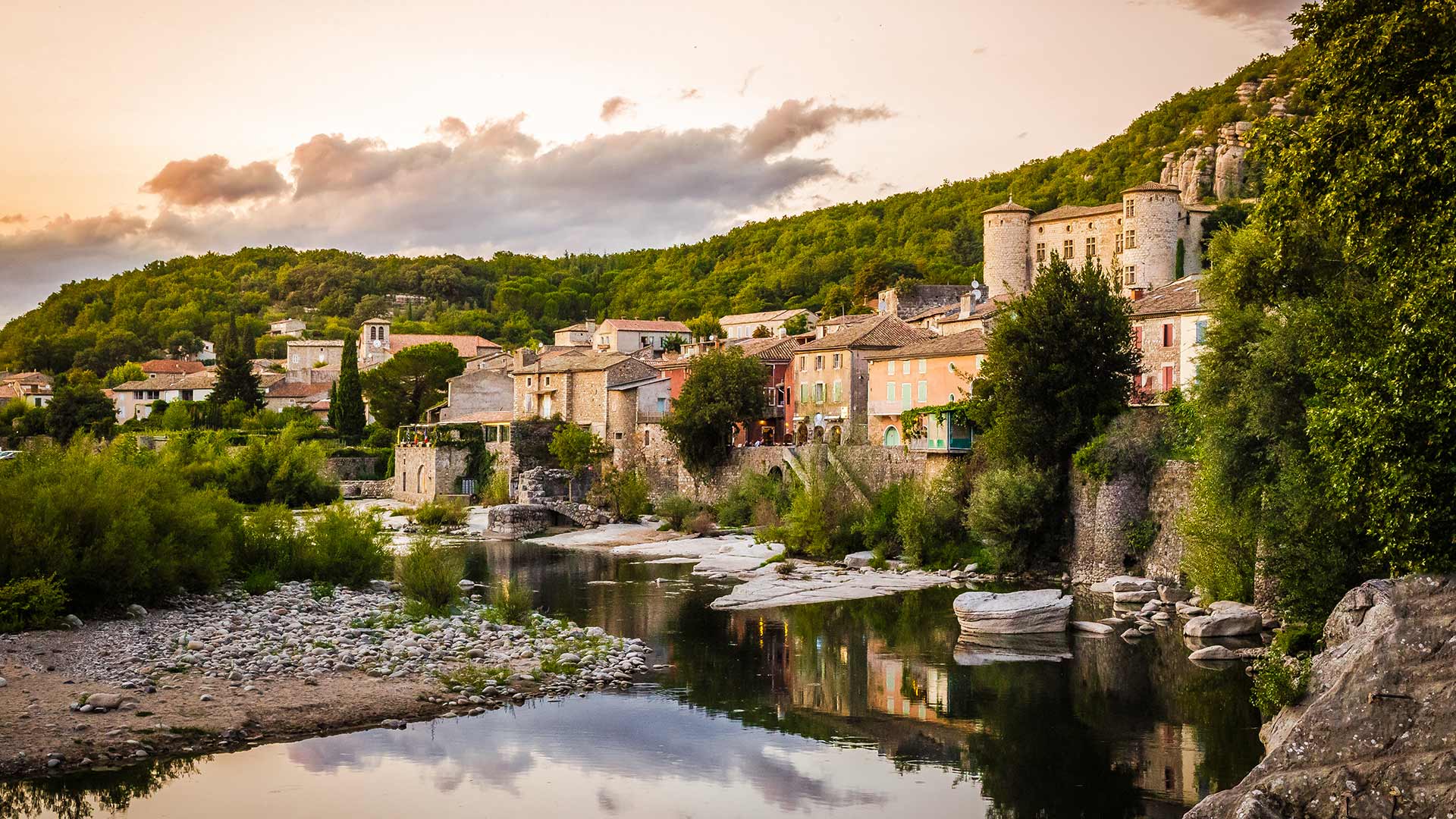 L’Ardèche et le village de Vogüé au coucher du soleil (© JeanLucIchard/Shutterstock)(Bing France)