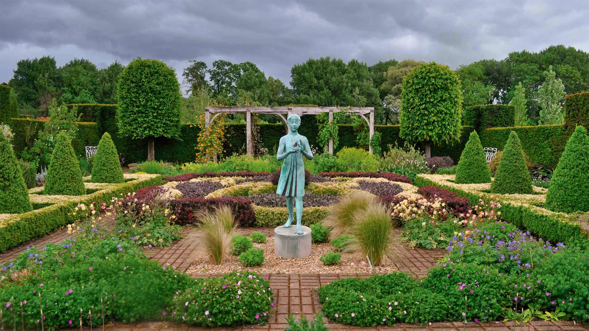Waterperry Gardens in Oxfordshire (© Lauren Hibbit/Danita Delimont)(Bing United Kingdom)
