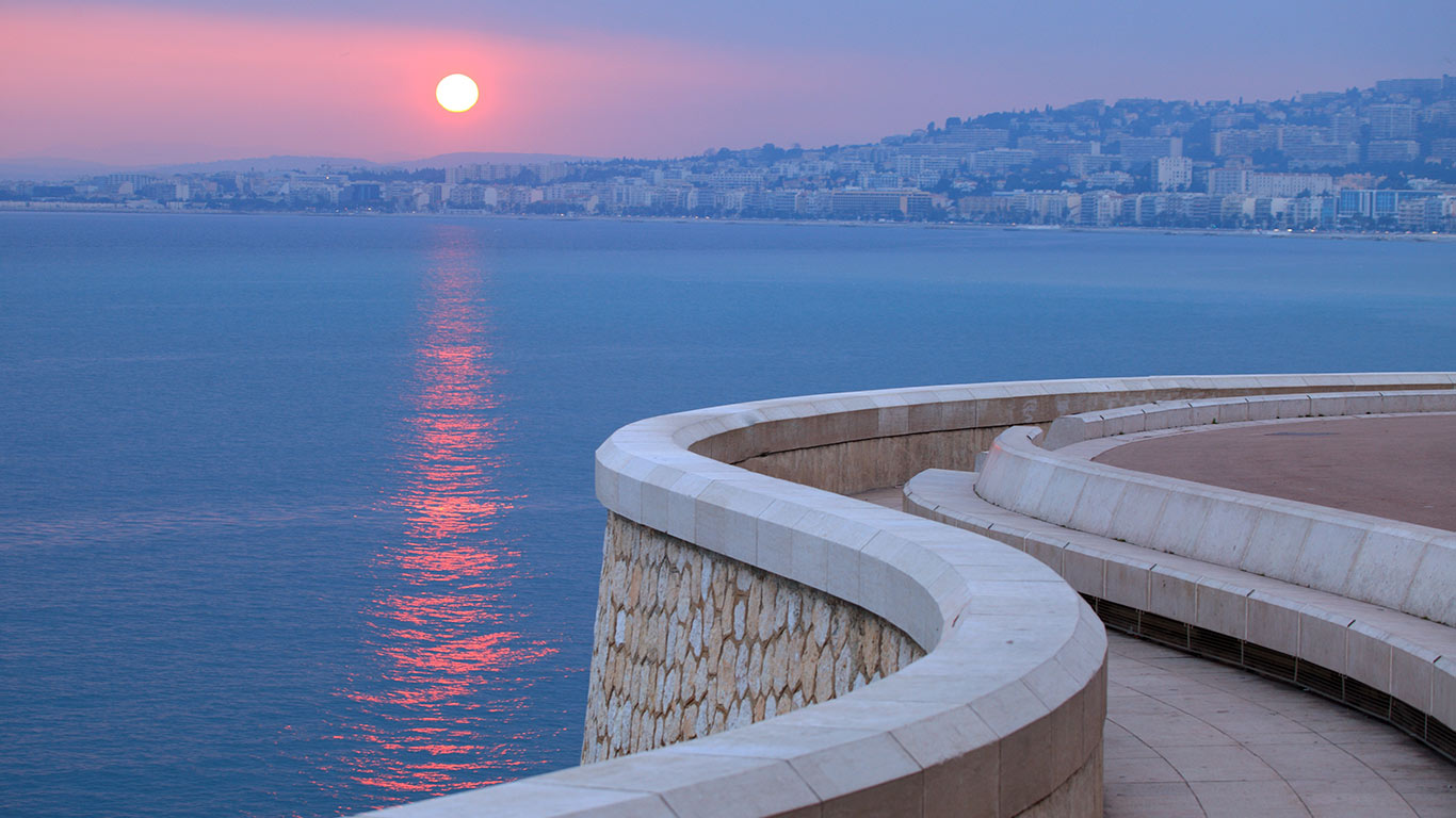 Coucher de soleil au-dessus de la mer, Nice, Alpes-Maritimes (© Valery Trillaud/age footstock/Superstock)(Bing France)
