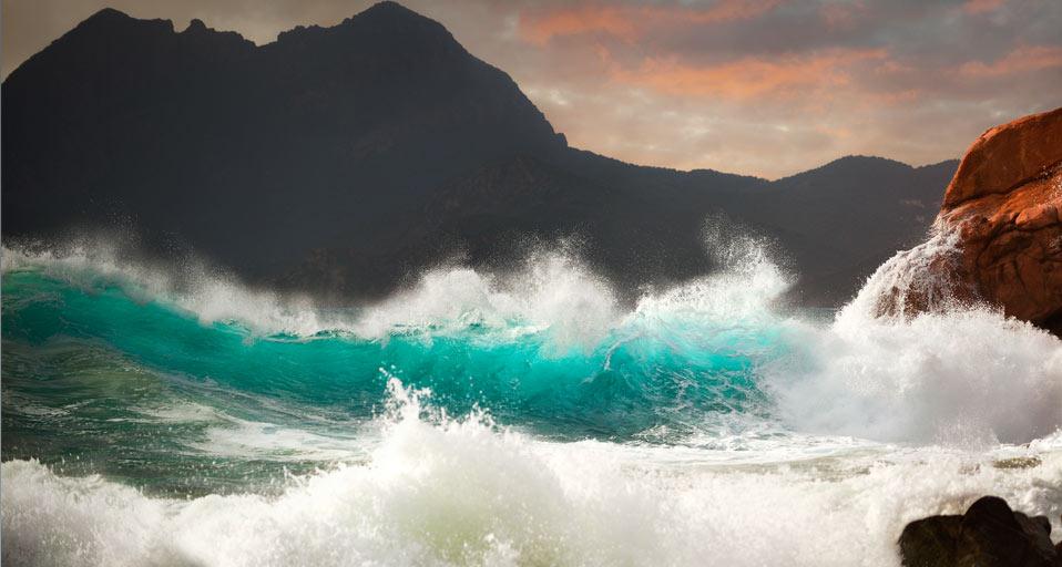 Vague s’écrasant sur les rochers, Porto en Corse-du-Sud (© Andreas Arnold/Getty images)(Bing France)
