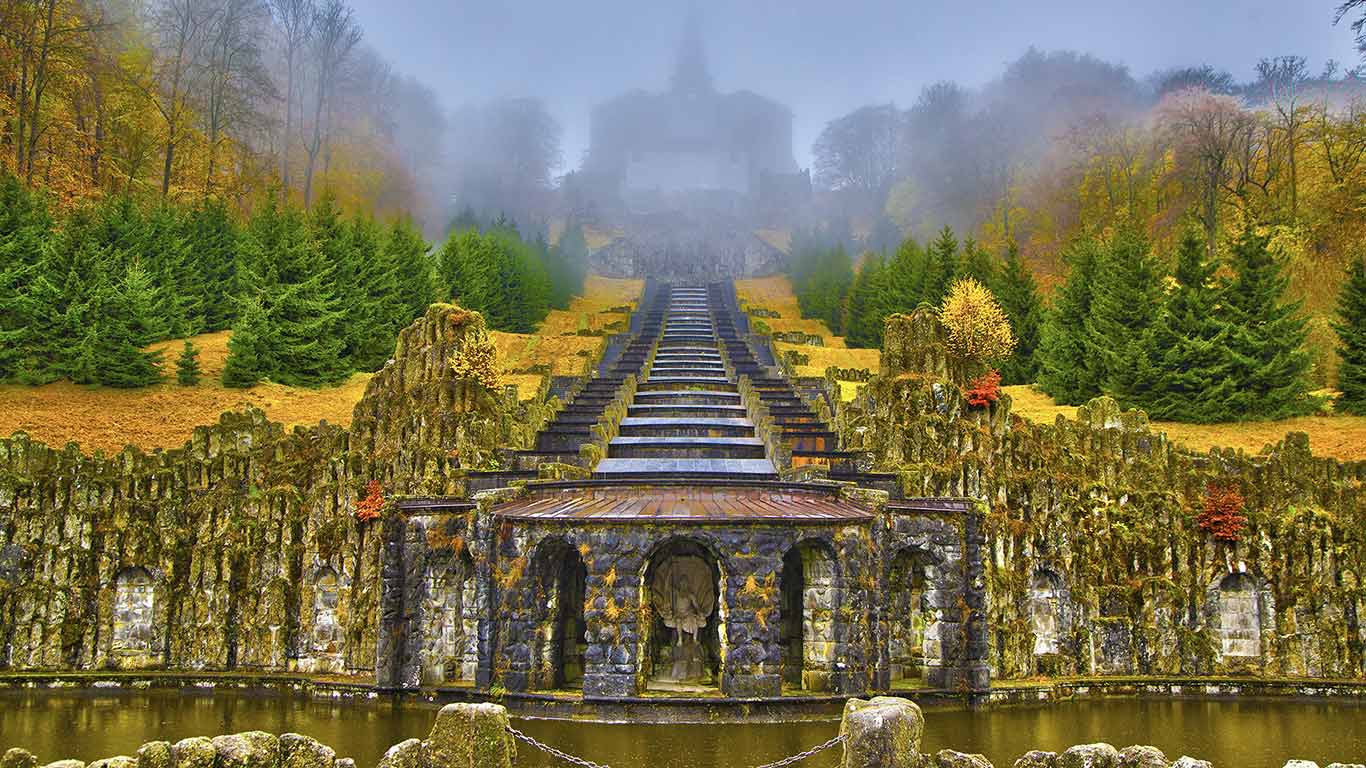 Kaskaden der Wasserspiele im Bergpark Wilhelmshöhe, Kassel, Hessen, Deutschland (© Burcak Yalaman/Getty Images)(Bing Deutschland)