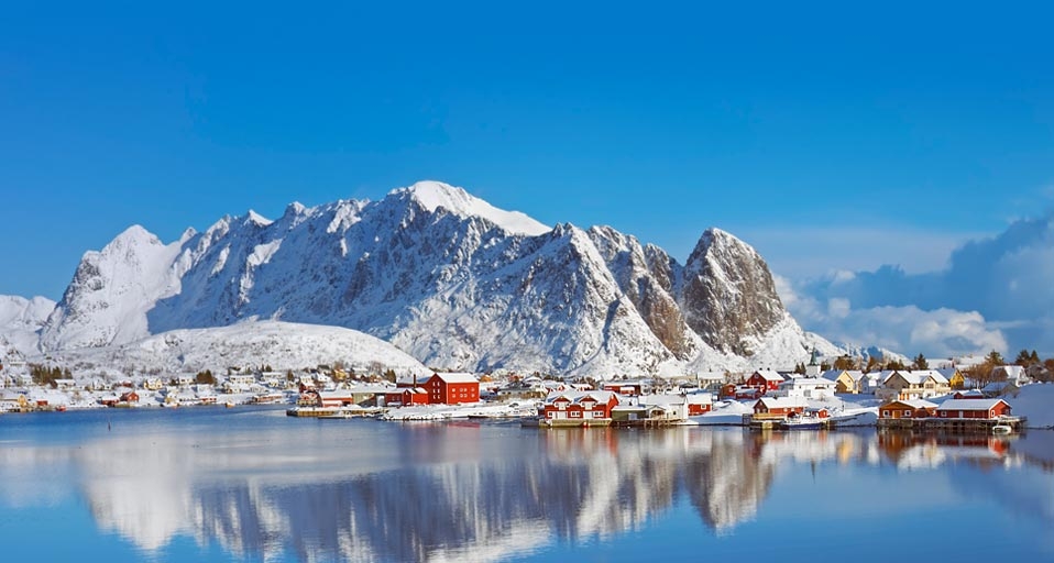 Fishing village of Reine, in the Lofoten Islands, Norway (© Frank Krahmer/Corbis) &copy; (Bing United Kingdom)
